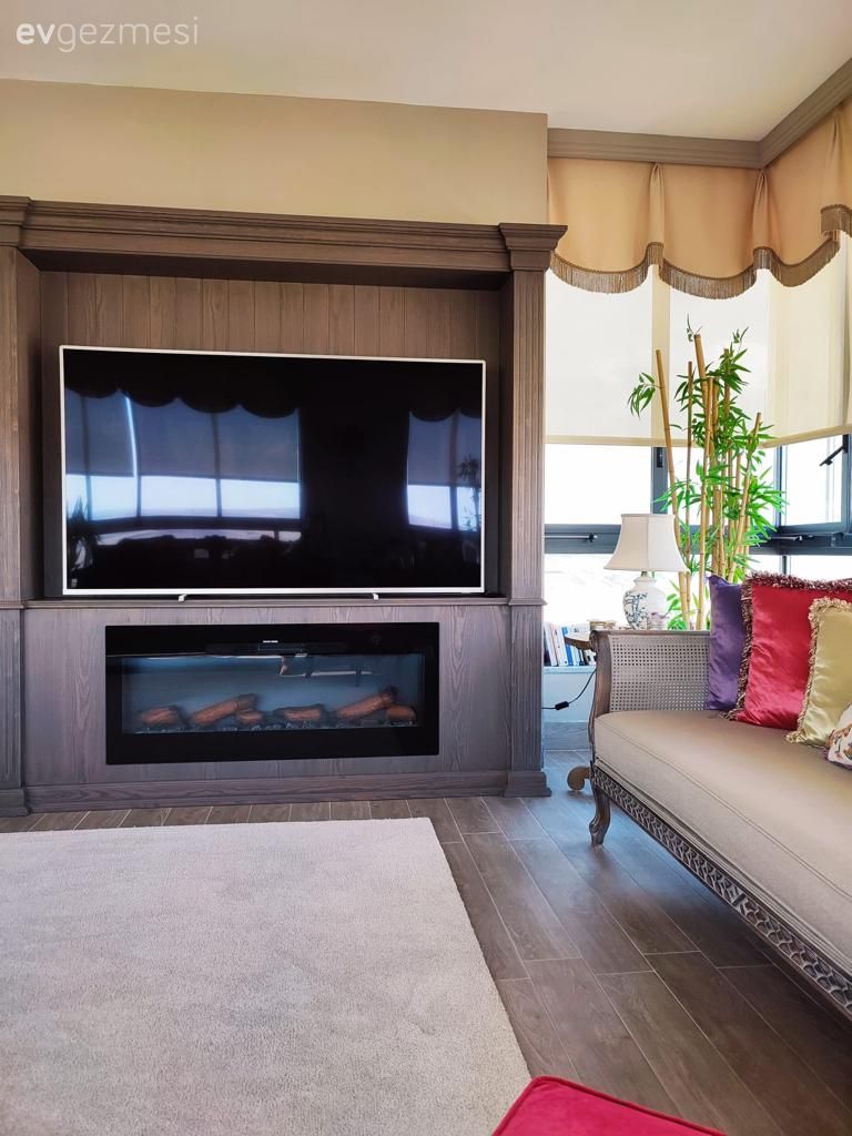 Kış bahçesi, Krem, Beyaz, Bordo, Kırmızı, Koltuk takımı, Fon perde, Perde, Tül perde, Stor perde, Halı, Kırlent, Ev tekstili, Tv ünitesi