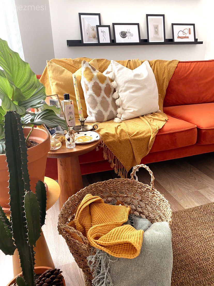Salon, Bohem Dekorasyon, Turuncu, Hardal, Kırlent, Ev tekstili, Koltuk takımı, Duvar rafı, Duvar dekorasyonu, Hasır sepet, Ev bitkisi, Jüt halı, Halı