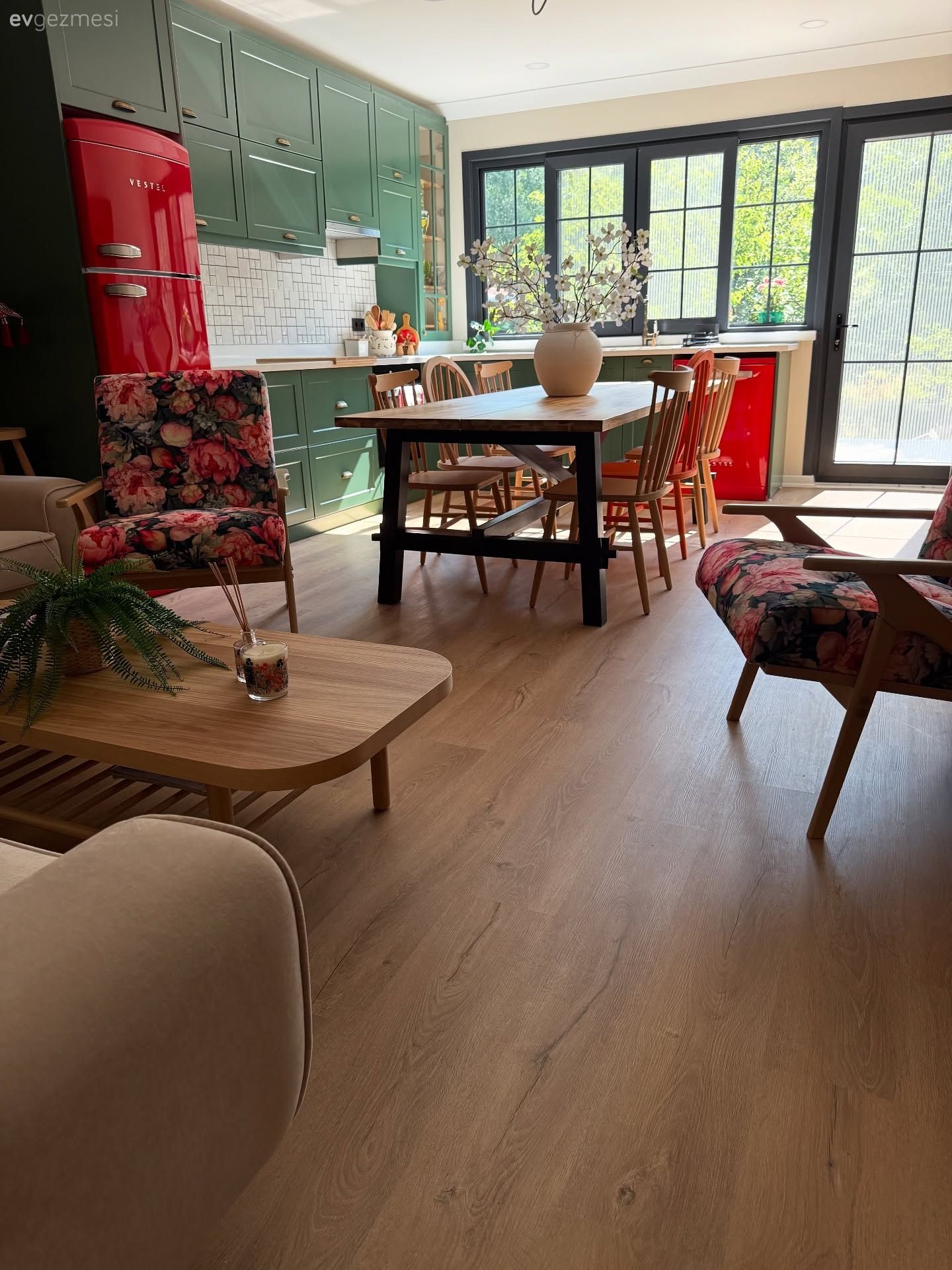 Yeşil Dolaplı Bu Mutfak Karakteristik Parçaların Kombinasyonu