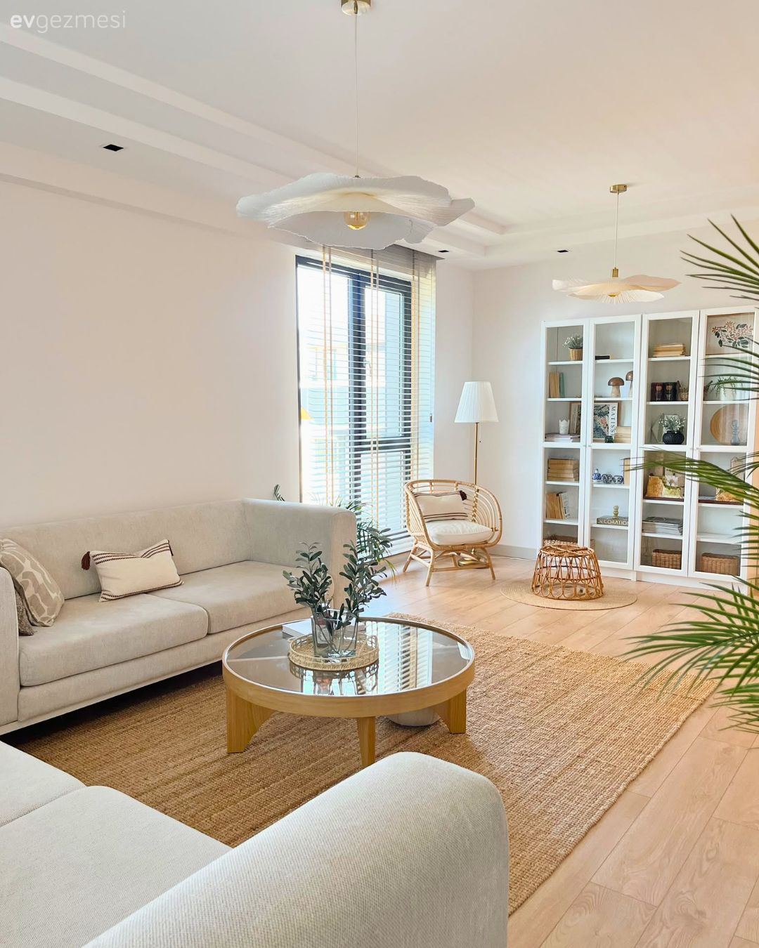 Salon, İskandinav, Modern, Krem, Bej, Beyaz, Koltuk takımı, Ahşap Mobilya, Kitaplık, Jüt halı, Halı, Orta sehpa, Sehpa, Cam orta sehpa, Salon avizesi, Ev bitkisi, Dekoratif Objeler, Kırlent, Ev tekstili, Berjer, Hasır, Lambader, Aydınlatma, Jaluzi