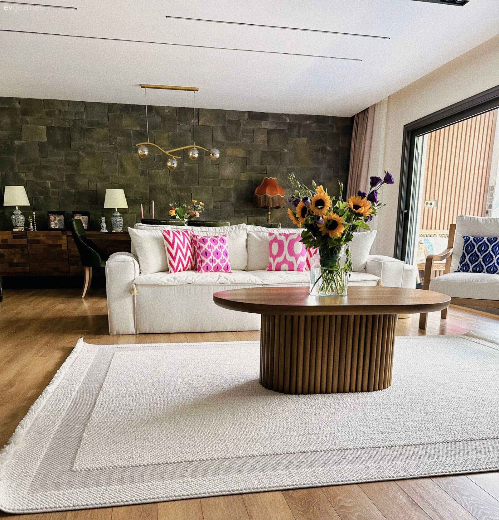 Çiçeklerle Donatılmış Bu İzmir Evi Detaylarıyla Görsel Şölen Sunuyor!