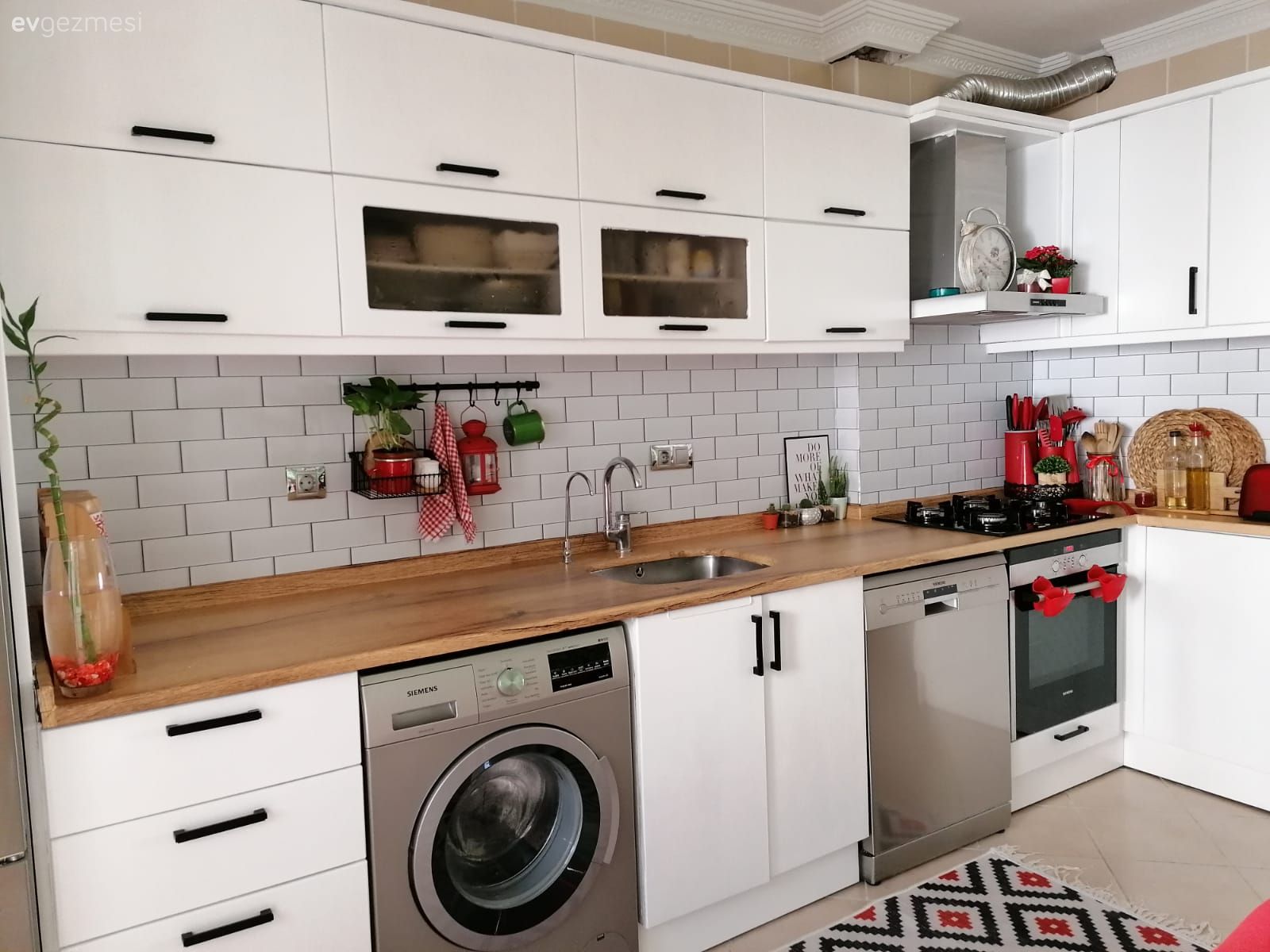 Mutfak, Beyaz ve ahşap mutfak, Ahşap mutfak tezgahı, Mutfak tezgahı, Metro seramik, Seramik, Mutfak tezgah arası, Mutfak halısı, Desenler