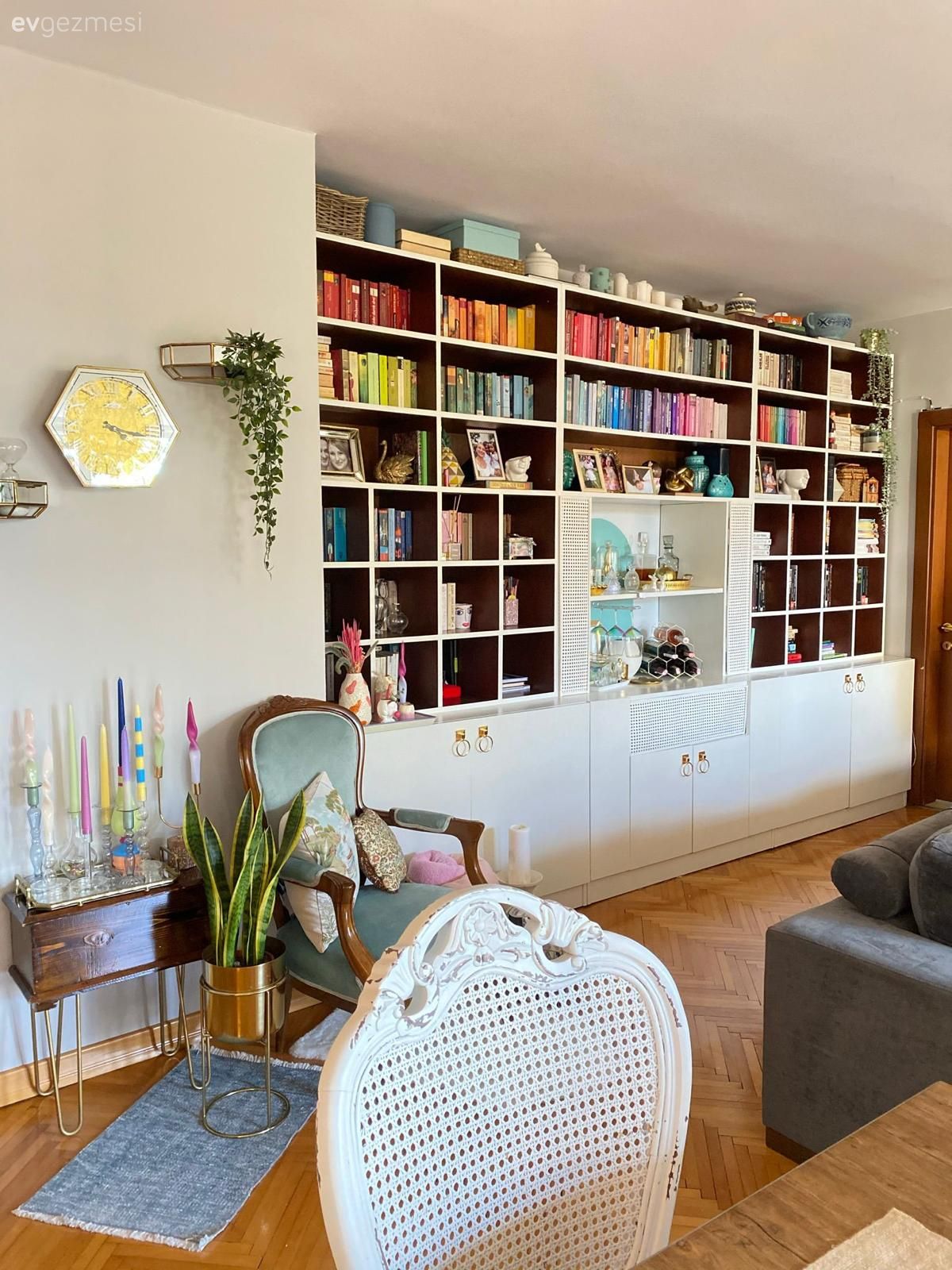 Salon, Beyaz, Gri, Mavi, Turkuaz, Kitaplık, Duvar rafı, Duvar dekorasyonu, Koltuk takımı, Yan sehpa, Sehpa, Berjer, Sandalye