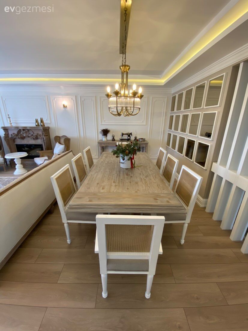 Country, Yemek Odası, Beyaz, Vizon, Krem, Şömine, Koltuk takımı, Sandalye, Yemek masası, Avize, Aydınlatma, Yemek odası avizesi, Duvar ayna kaplama, Ayna, Parke, Duvar çıtalama