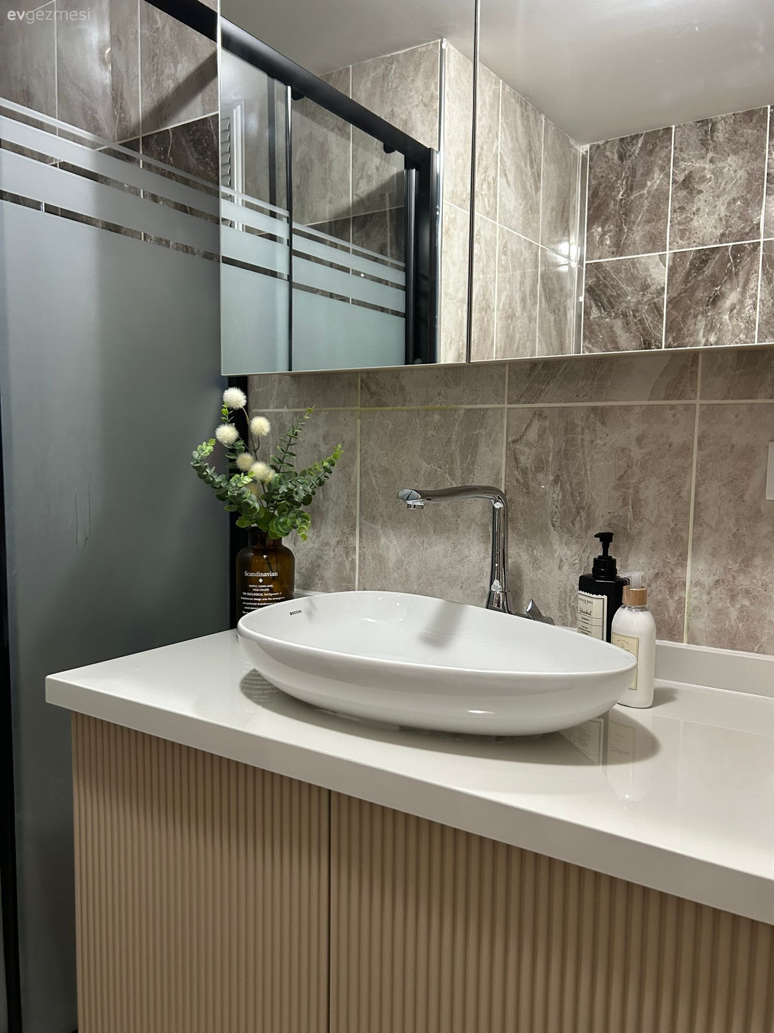 Banyo, Beyaz, Vizon, Krem, Siyah, Banyo dolabı, Banyo aynası, Banyo seramikleri, Lambri