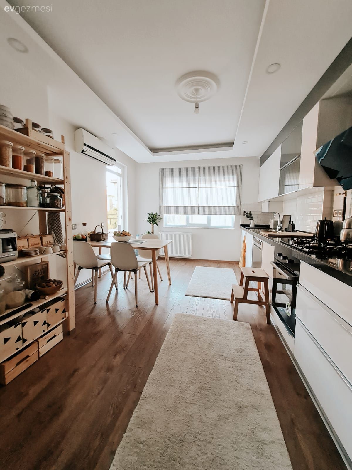 Mutfak, Beyaz, Siyah, Siyah tezgah, Mutfak tezgahı, Mutfak tezgah arası, Sandalye, Mutfak masası, Mutfak halısı, Mutfak rafı, Mutfak perdesi, Davlumbaz, Ankastre