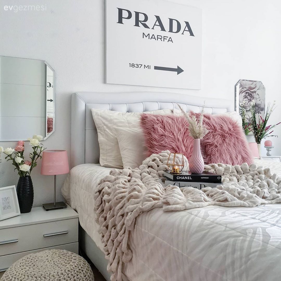 Yatak Odası, Beyaz, Pembe, Yatak başlığı, Kapitone yatak başlığı, Yatak örtüsü, Aydınlatma, Duvar kağıdı, Duvar dekorasyonu, Şifonyer, Fon perde, Perde