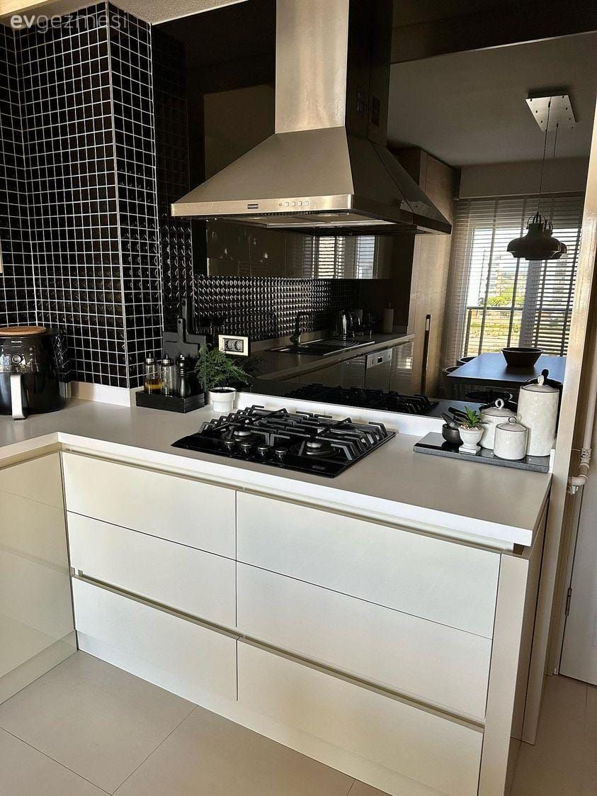 Mutfak, Modern mutfak, Beyaz, Siyah, Mutfak tezgahı, Mutfak tezgah arası, Tezgah arası seramik, Davlumbaz, Ankastre