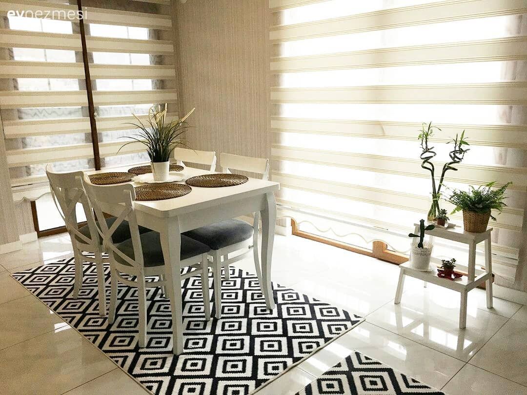 Mutfak, Modern mutfak, Beyaz, Siyah, Zebra Perde, Perde, Mutfak perdesi, Mutfak masası, Sandalye, Mutfak halısı, Geometrik desen, Desenler, Ev bitkisi, Saksı, Supla, Ev Aksesuar