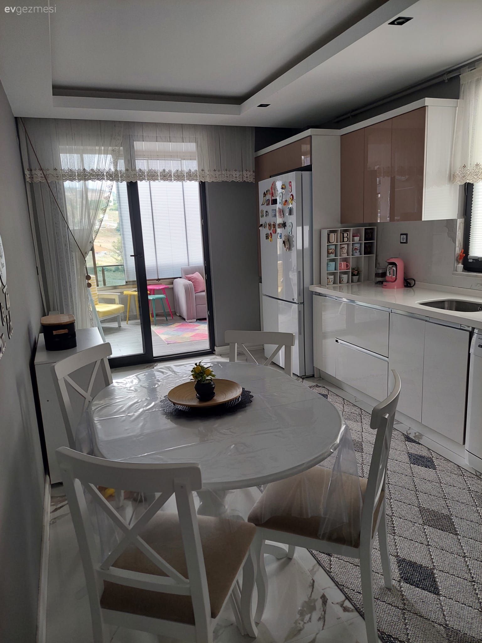 Mutfak, Beyaz, Capuccino mutfak, Mutfak tezgahı, Mutfak tezgah arası, Tezgah arası seramik, Sandalye, Mutfak masası