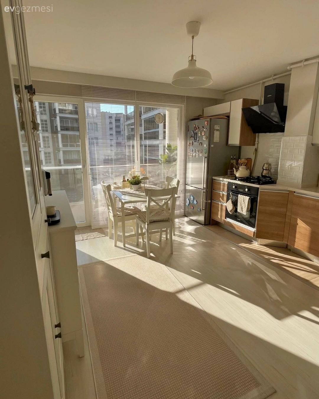 Mutfak, Beyaz, Mutfak masası, Sandalye, Mutfak perdesi, Jaluzi, Mutfak aksesuarları, Ankastre, Mutfak Avize Modelleri, Mutfak halısı