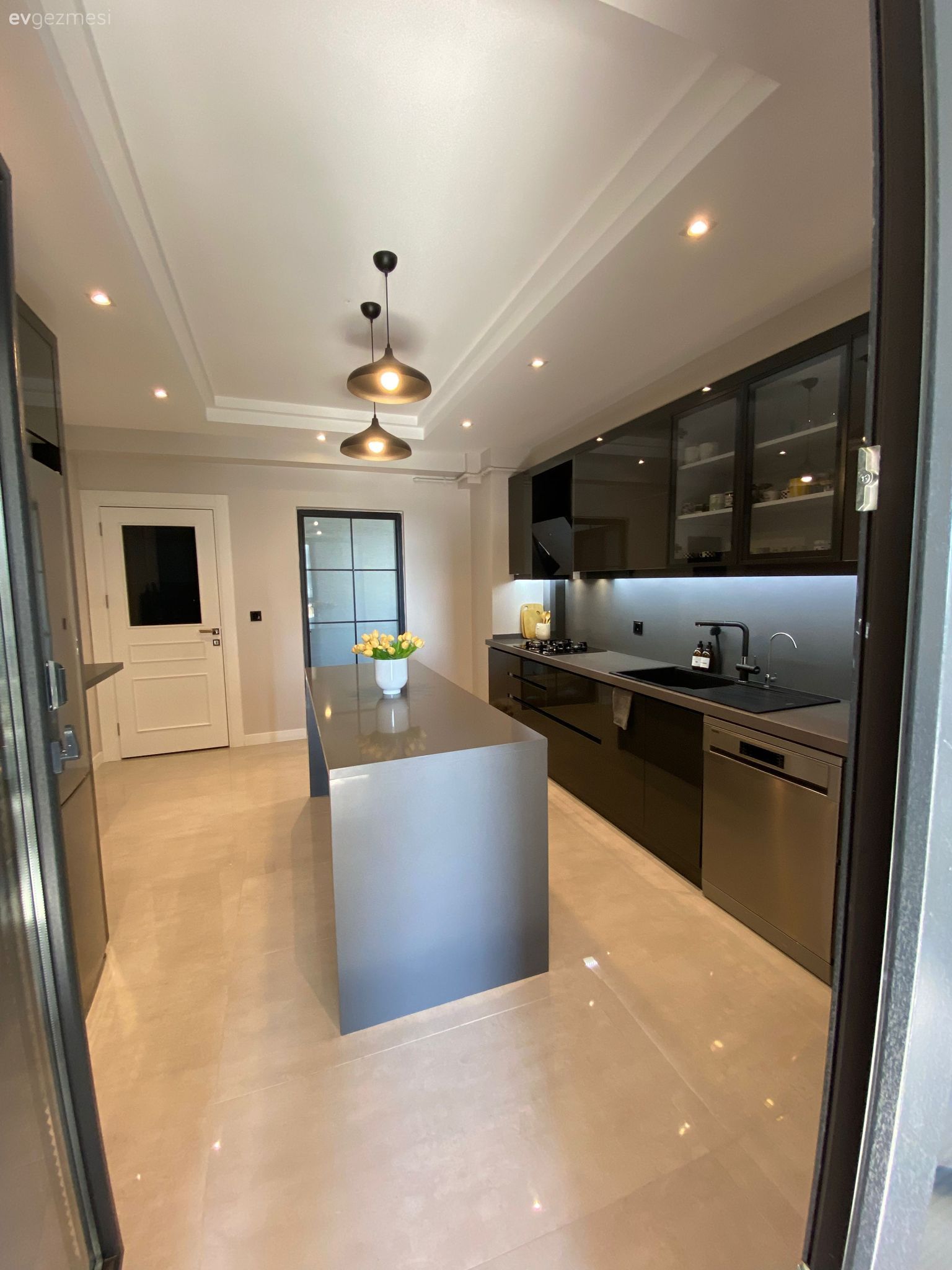 Mutfak, Modern, Siyah, Siyah mutfak, Kulpsuz mutfak dolabı, Mutfak tezgahı, Mutfak tezgah arası, Tezgah arası doğal taş, Ada mutfak, Mutfak Avize Modelleri, Mutfak zemin seramikleri, Led aydınlatma, Aydınlatma, Spot aydınlatma, Ankastre