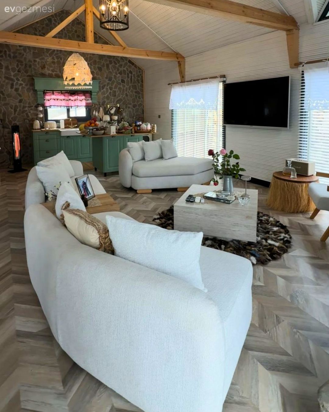 Müstakil Ev, Taş ev, Açık konsept yaşam alanı, Modern rustik, Beyaz, Yeşil, Krem, Bej, Koltuk takımı, Orta sehpa, Sehpa, Ahşap Mobilya, Yan sehpa, Zemin seramikleri, Tavan dekorasyon, Avize, Aydınlatma, Salon avizesi, Dekoratif Objeler