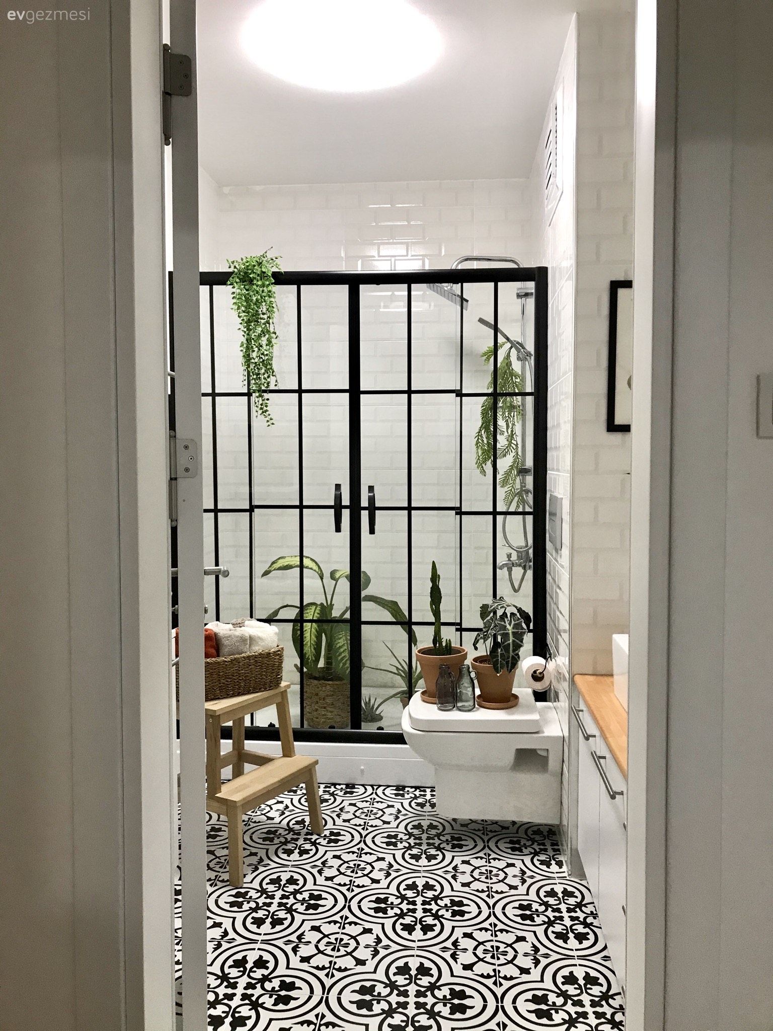 Banyo, Modern banyo, Beyaz, Siyah, Banyo dolabı, Stencil, Mobilya boyama, Banyo seramikleri, Duşakabin, Ev bitkisi, Çiçeklik, Banyo aksesuarları, Banyo aydınlatması