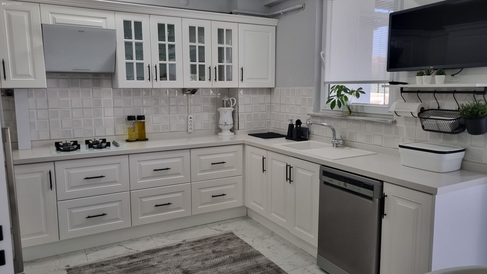 Mutfak, Beyaz, Beyaz mutfak, Siyah, Mutfak tezgahı, Mutfak tezgah arası, Shaker kapaklı dolaplar, Davlumbaz, Mutfak perdesi, Tezgah arası seramik, Eviye , Mutfak aksesuarları