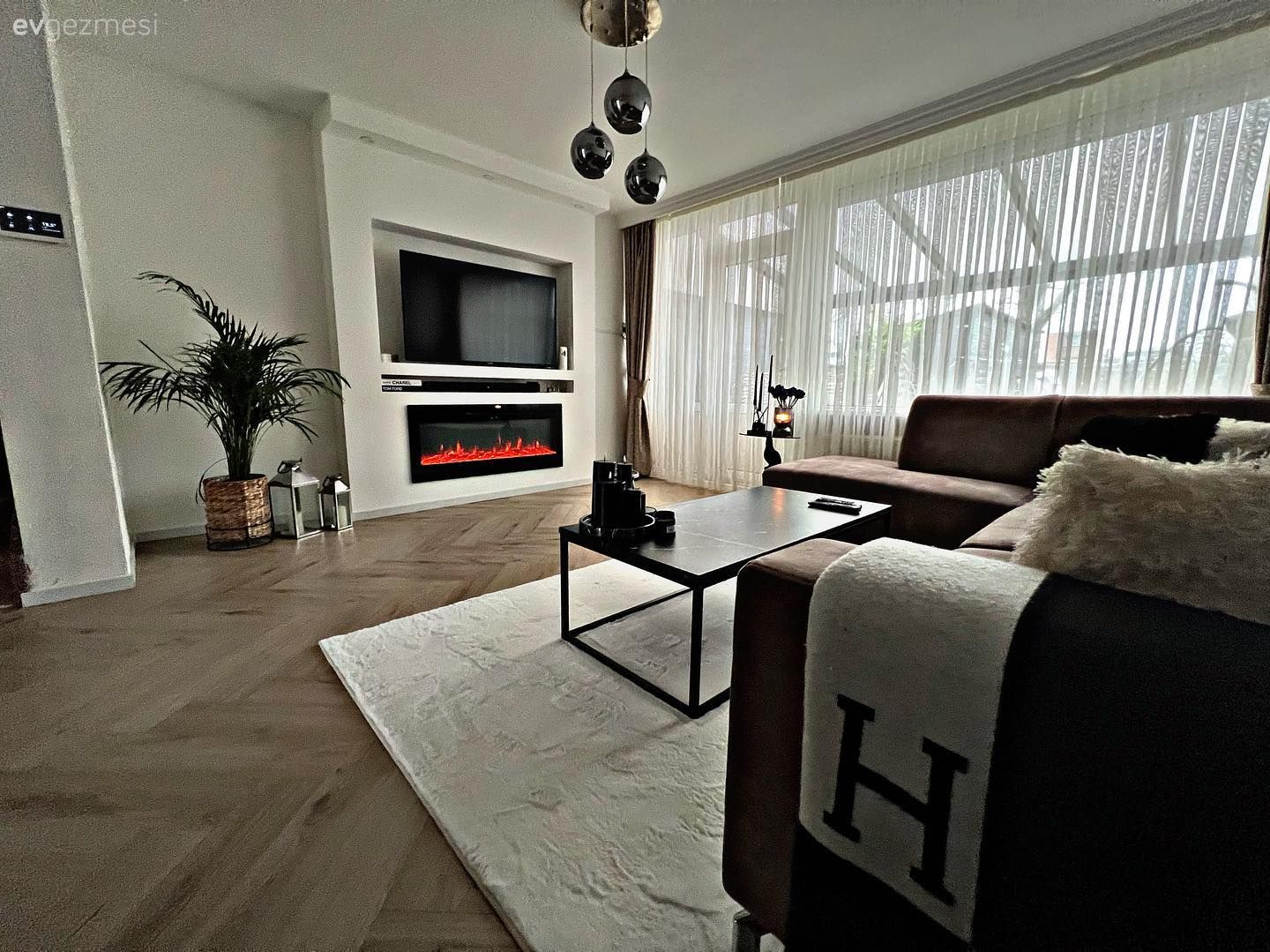 Salon, Modern, Kahverengi, Krem, Siyah, Beyaz, Köşe koltuk, Koltuk takımı, Orta sehpa, Sehpa, Halı, Salon halısı, Fon perde, Perde, Tül perde, Saksı, Tv ünitesi, Tv ünitesi aksesuarları, Ev Aksesuar