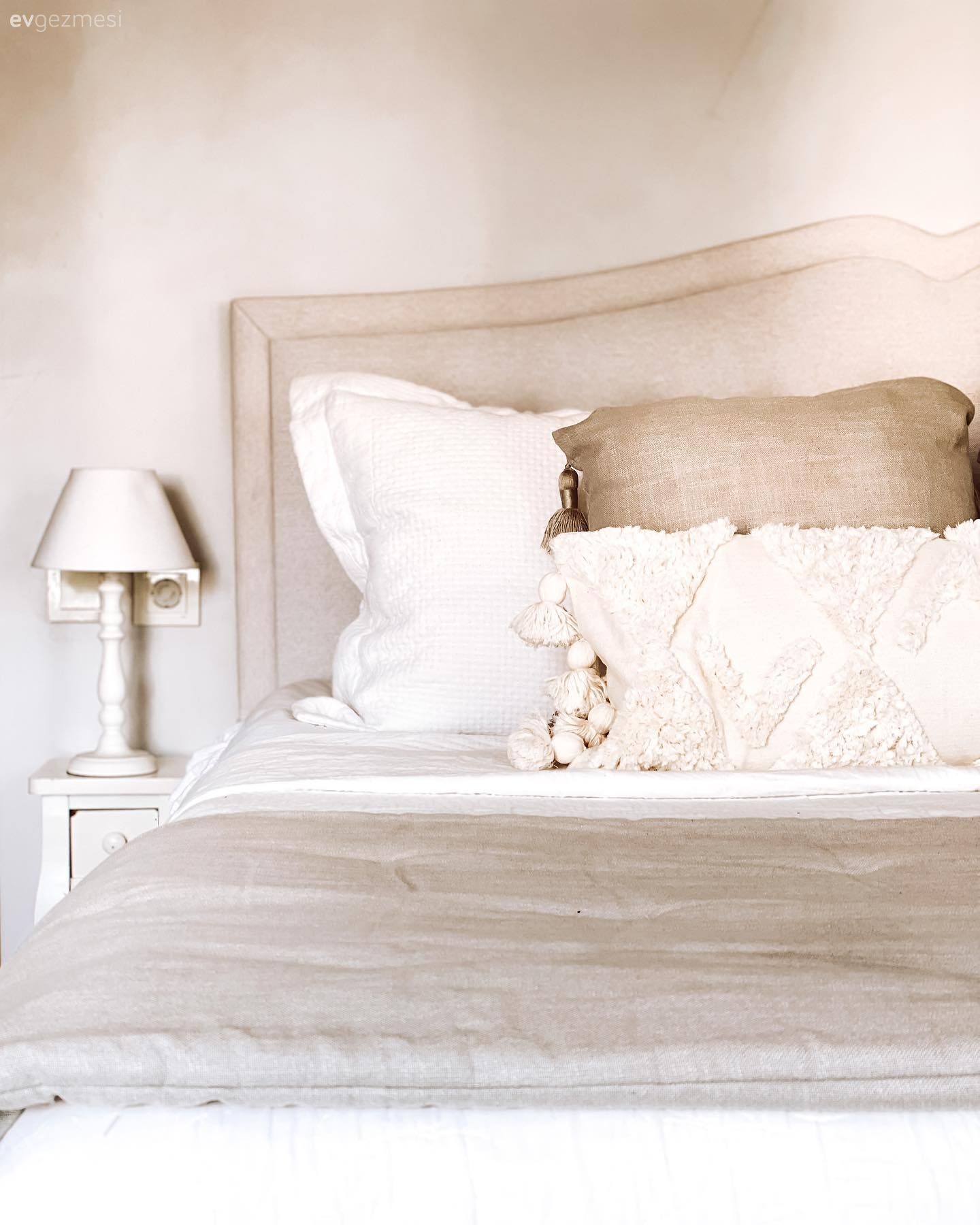 Yatak Odası, Beyaz, Krem, İskandinav, Yatak başlığı, Duvar rafı, Duvar dekorasyonu, Yatak örtüsü, Abajur, Aydınlatma