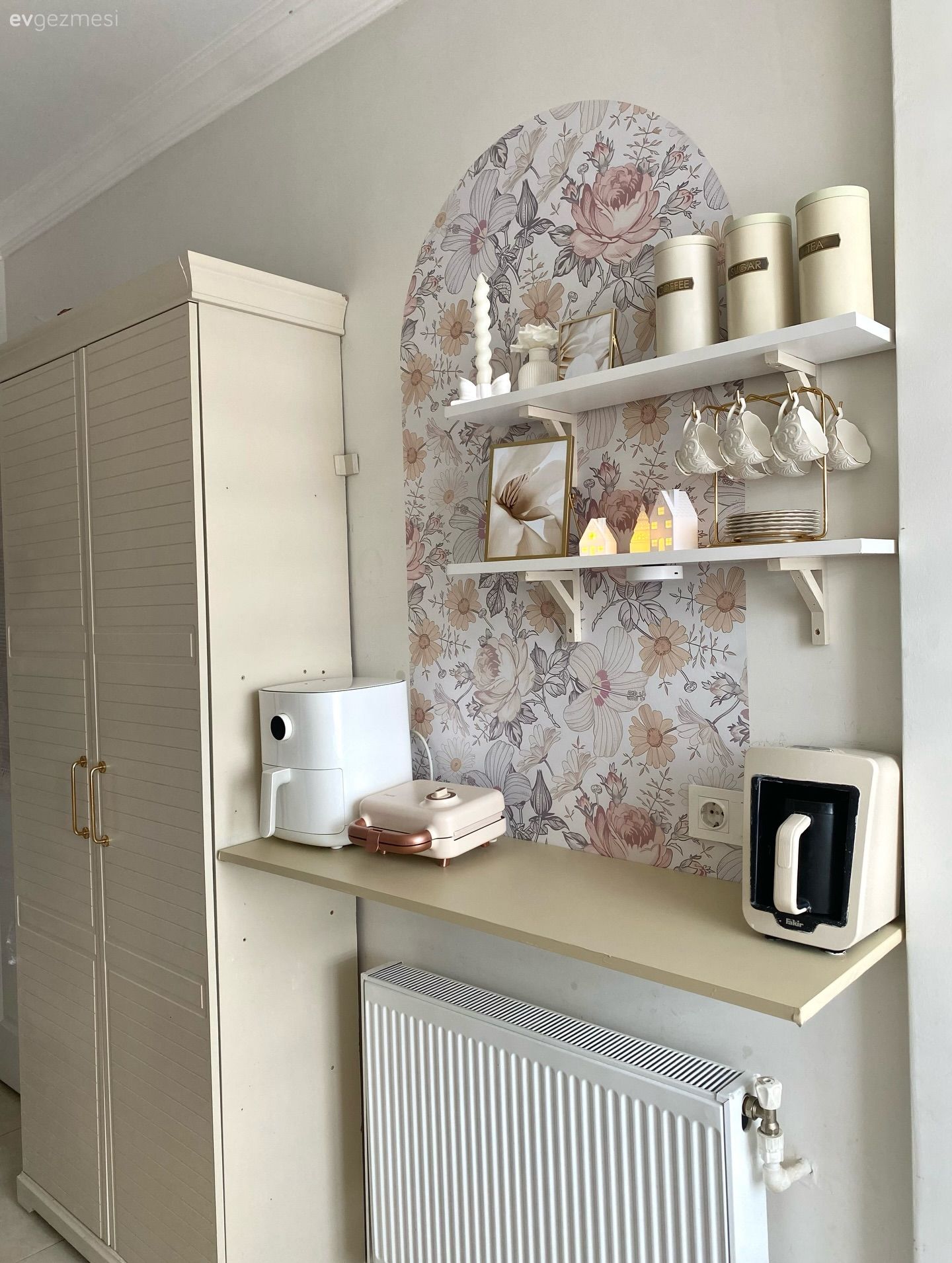 Mutfak, Beyaz, Bej, Krem, Duvar kağıdı, Duvar dekorasyonu, Duvar rafı, Kahve köşesi