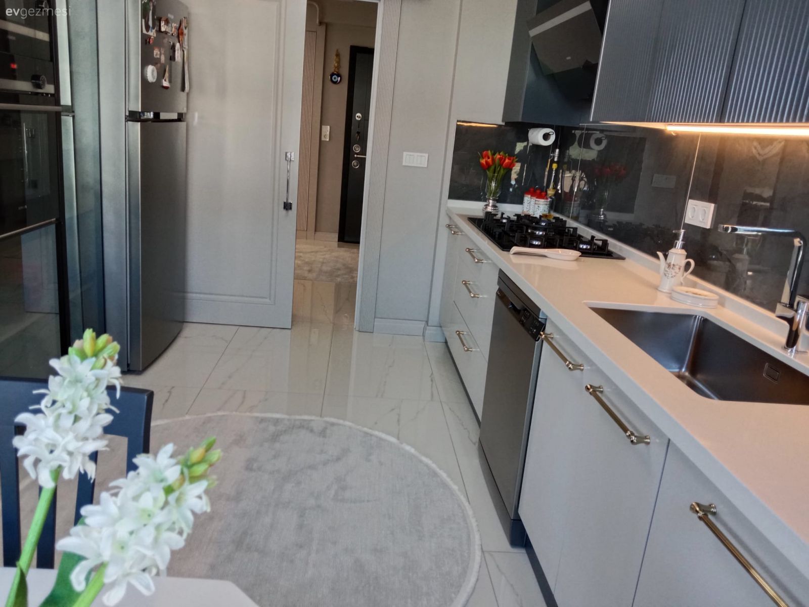 Mutfak, Modern, Gri, Beyaz, Lambri, Kulpsuz mutfak dolabı, Mutfak tezgahı, Mutfak tezgah arası, Tezgah arası seramik, Mutfak perdesi, Sandalye, Mutfak masası, Siyah