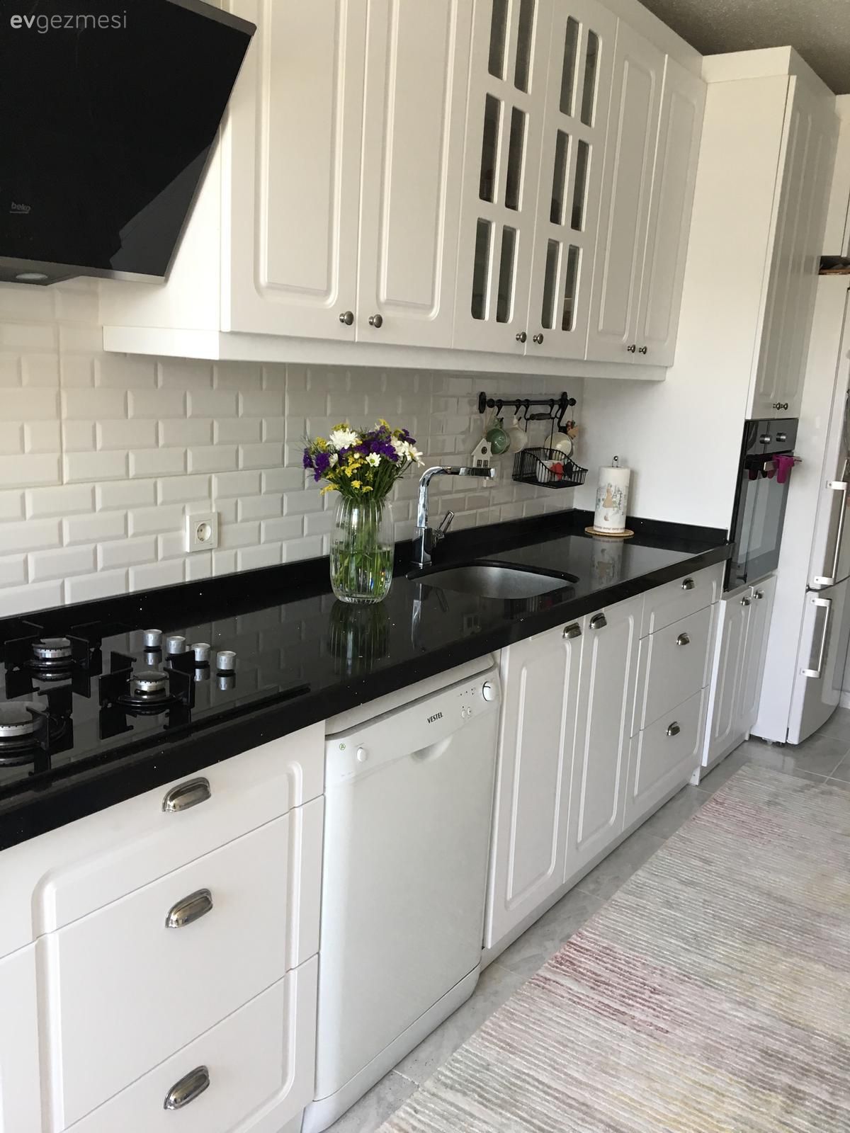 Mutfak, Beyaz, Siyah, Shaker kapaklı dolaplar, Siyah tezgah, Mutfak tezgahı, Mutfak tezgah arası, Metro seramik, Seramik