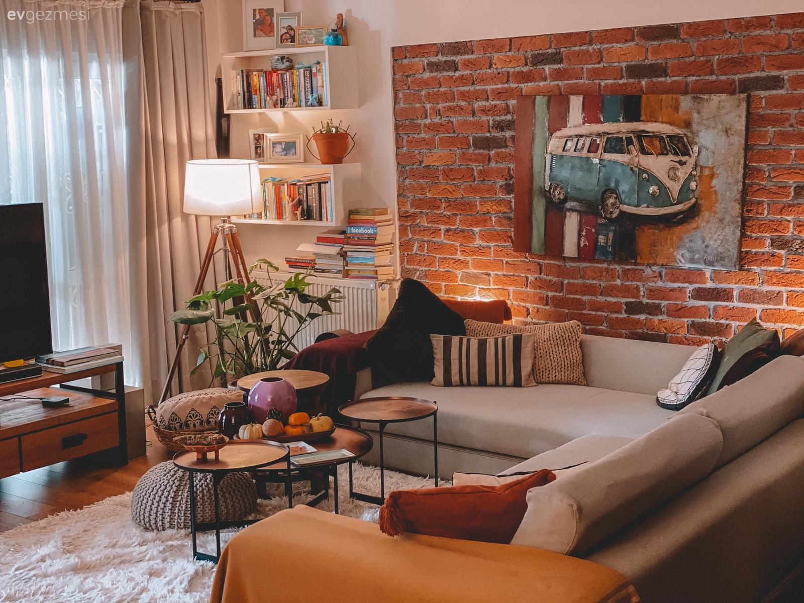 Salon, Modern rustik, Taş duvar, Duvar dekorasyonu, Tablo, Beyaz, Krem, Bej, Köşe koltuk, Koltuk takımı, Halı, Lambader, Aydınlatma, Tül perde, Perde, Kırlent, Ev tekstili, Parke, Abajur, Dekoratif Objeler, Orta sehpa, Sehpa, Tv ünitesi, Tv ünitesi aksesuarları, Ev Aksesuar