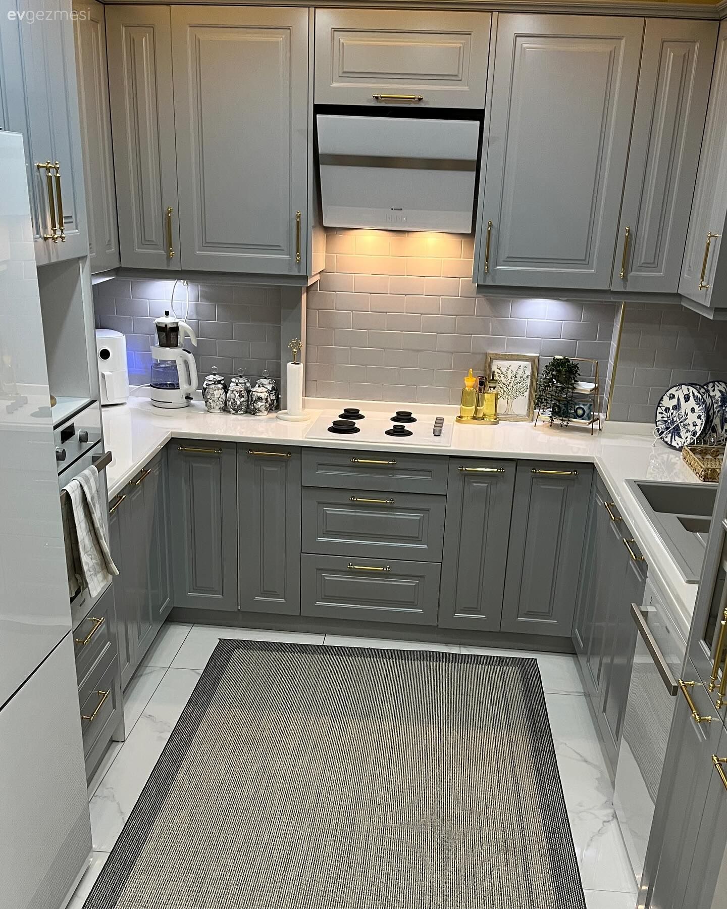 Bu Modern Mutfakta Gri Rengin Farklı Tonlarına Yer Verilmiş!