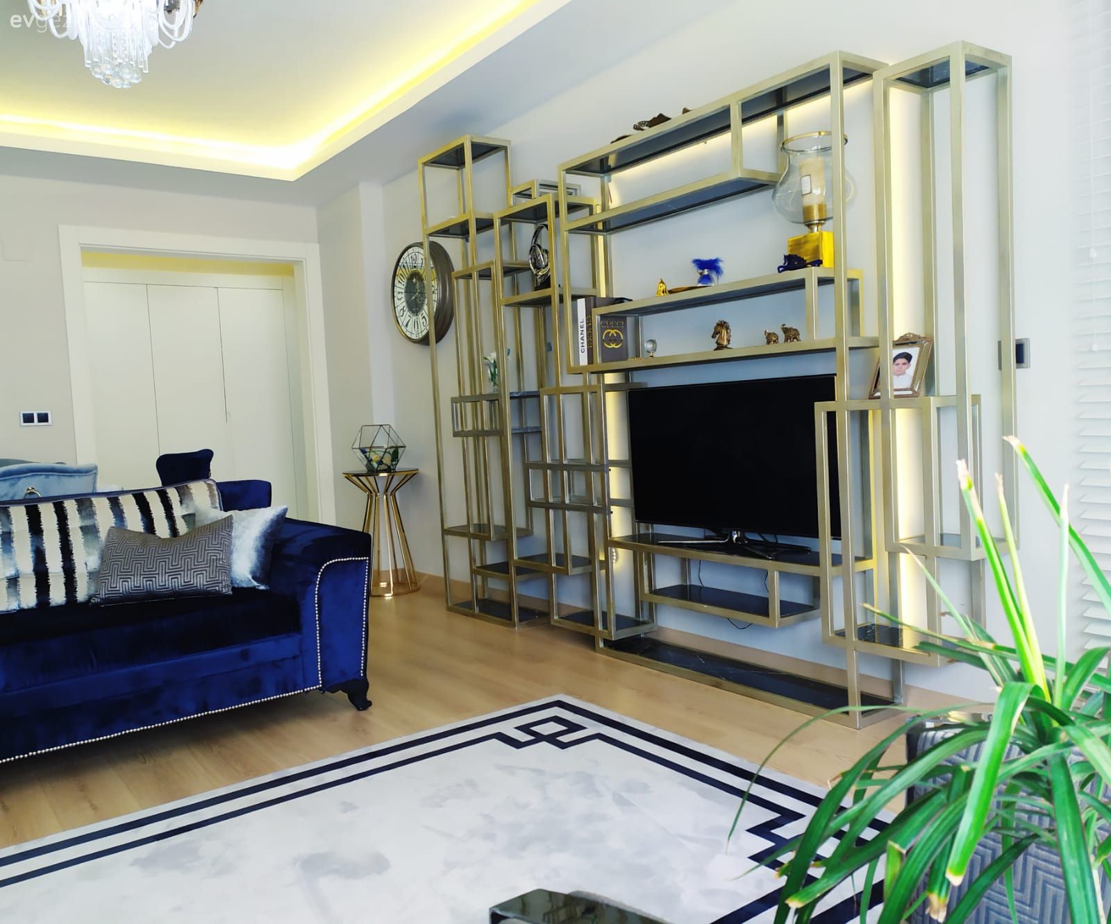 Salon, Art deko, Parlament mavisi, Gri, Beyaz, Koltuk takımı, Tv ünitesi, Altın, Kırlent, Ev tekstili, Çizgili desen, Desenler, Duvar dekorasyonu, Halı, Salon halısı