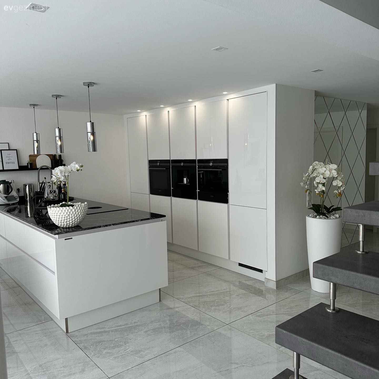 Mutfak, Beyaz, Siyah, Siyah tezgah, Mutfak tezgahı, Kulpsuz mutfak dolabı, Modern mutfak, Ada mutfak, Mutfak Avize Modelleri, Mutfak zemin seramikleri, Ankastre, Modern, Dekoratif Objeler