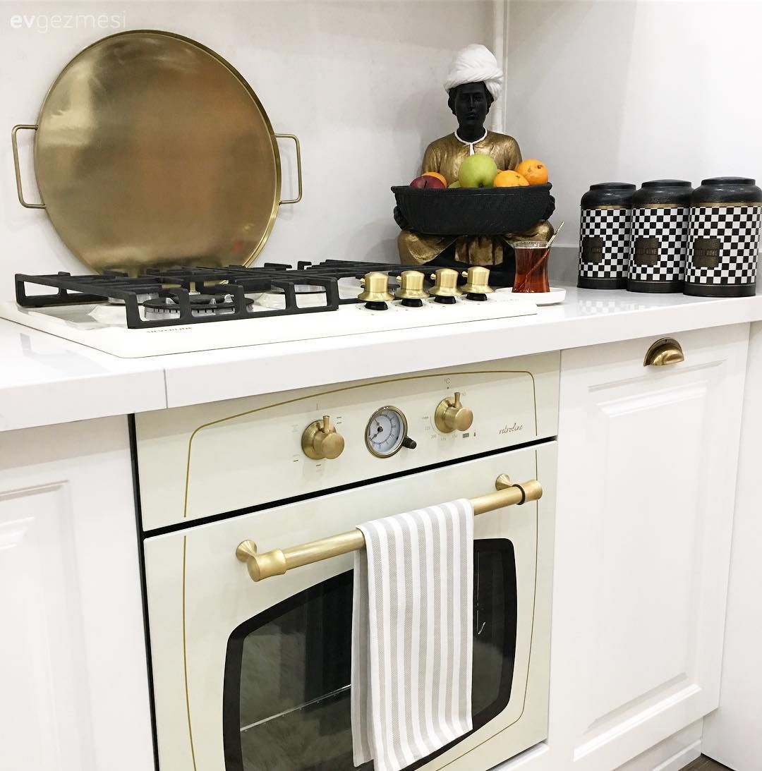 Bu Evde Mutfak Sedirinden Banyo Dolabına Her Şey Star Parça!