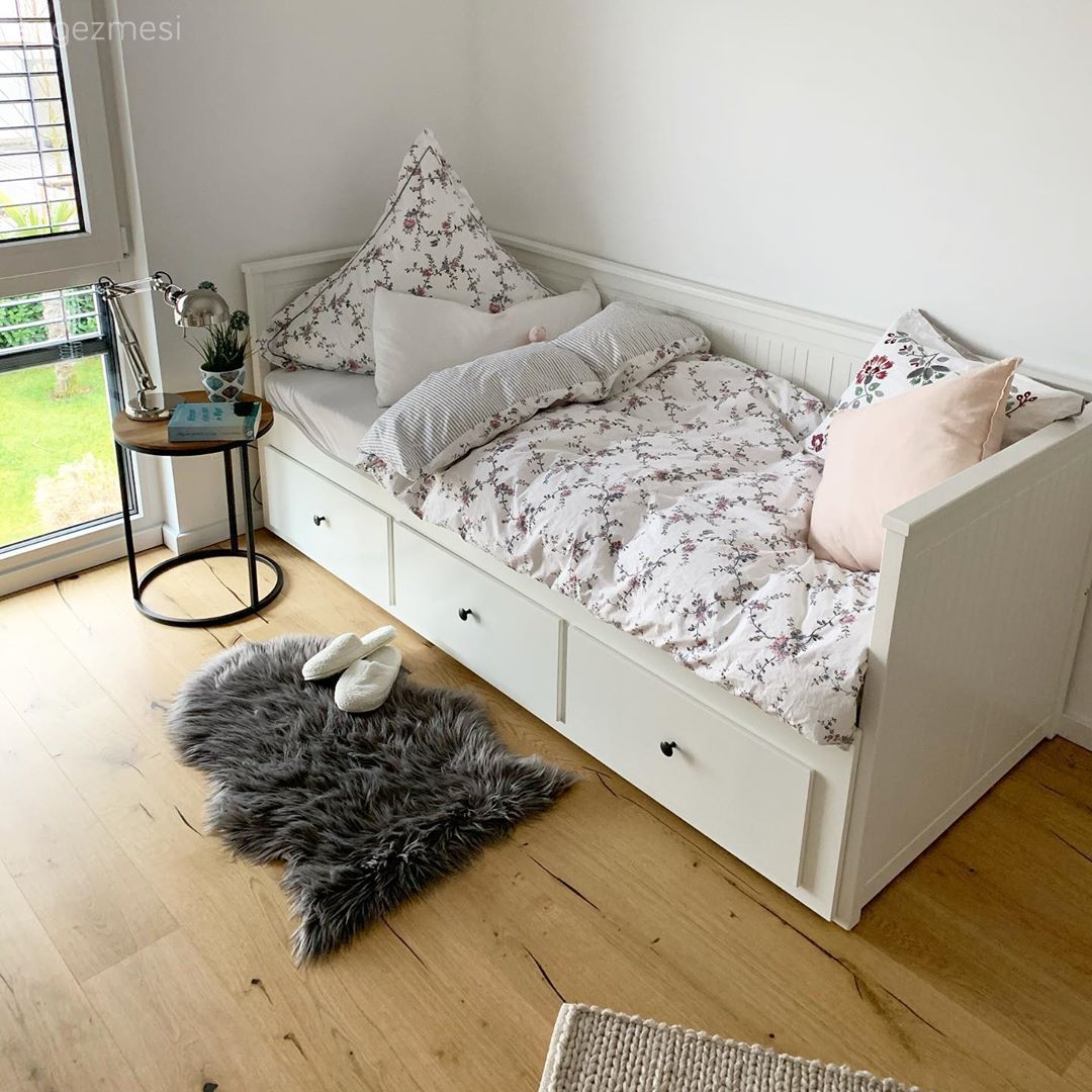 Beyaz, Gri, Pudra pembe, Sedir, Yan sehpa, Sehpa, Peluş, Kırlent, Ev tekstili, Çocuk Odası