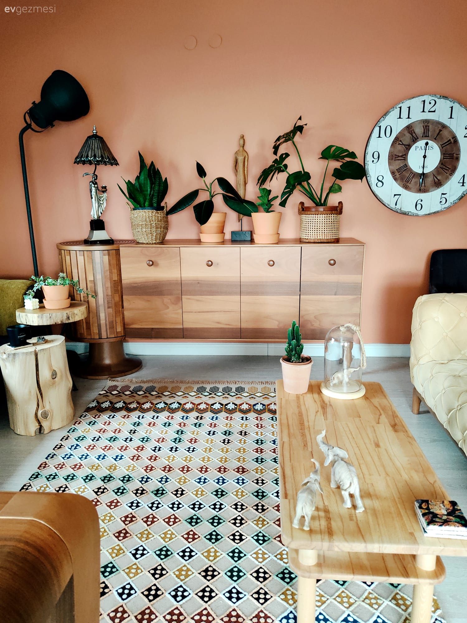 Salon, Turuncu, Turuncu duvar rengi, Somon Rengi, Ahşap Mobilya, Bohem Dekorasyon, Siyah, Yeşil, Halı, Salon halısı, Konsol, Konsol üzeri dekoratif objeleri, Ev bitkisi, Orta sehpa, Sehpa, Koltuk takımı, Duvar saati, Duvar dekorasyonu, Abajur, Aydınlatma