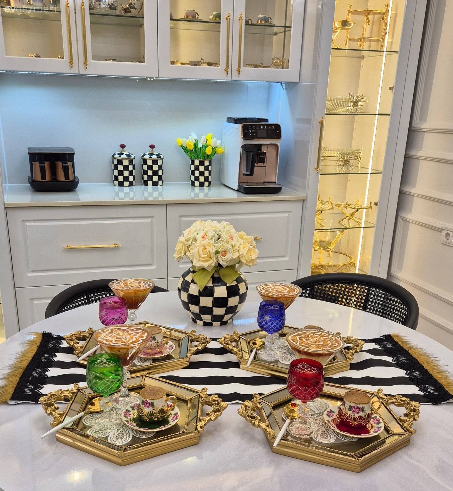 Cam kapaklı dolap, Kahve köşesi, Mutfak aksesuarları, Mutfak