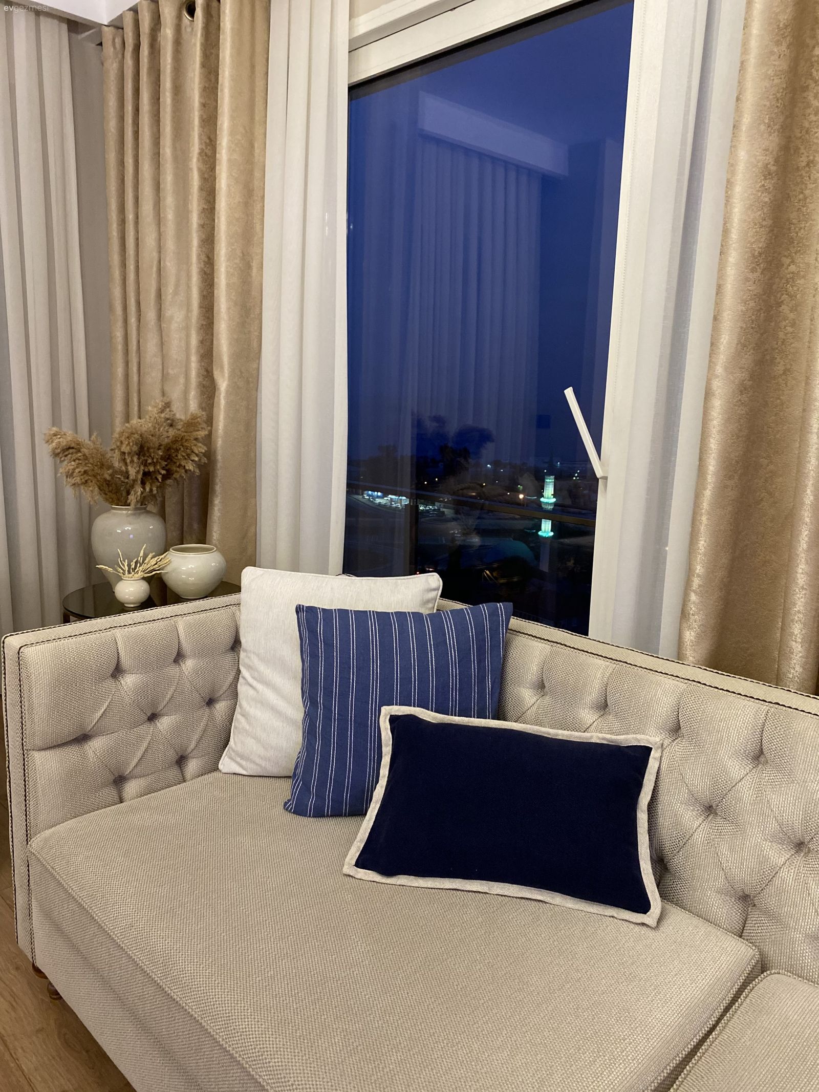 Salon, Koltuk takımı, Modern, Mavi, Lacivert, Krem, Beyaz, Bej, Fon perde, Perde, Tül perde, Kırlent, Ev tekstili, Vazo, Ev Aksesuar, Pampas otu