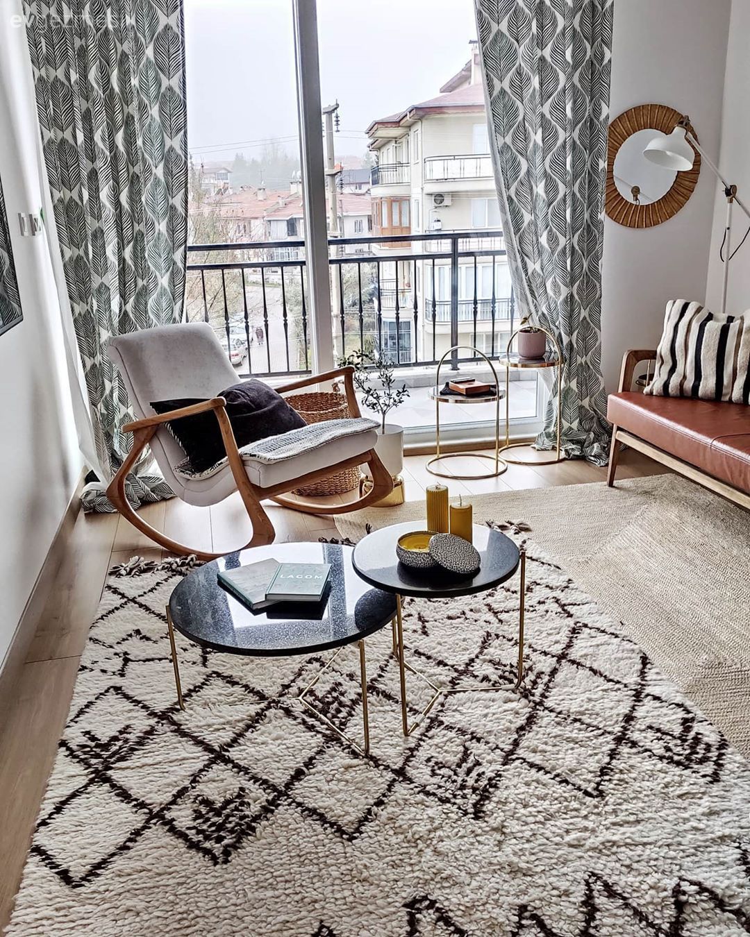 Oturma Odası, Beyaz, Yeşil, Geometrik desen, Desenler, Sandalye, Perde, Avize, Aydınlatma, Koltuk takımı, Kahverengi, Yuvarlak ayna, Dekoratif ayna, Orta sehpa, Sehpa