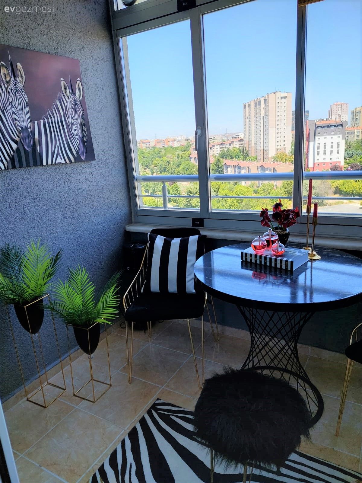 Bu İstanbul Evinde Uyumlu Renkler Işıltılarla Hareket Kazanmış