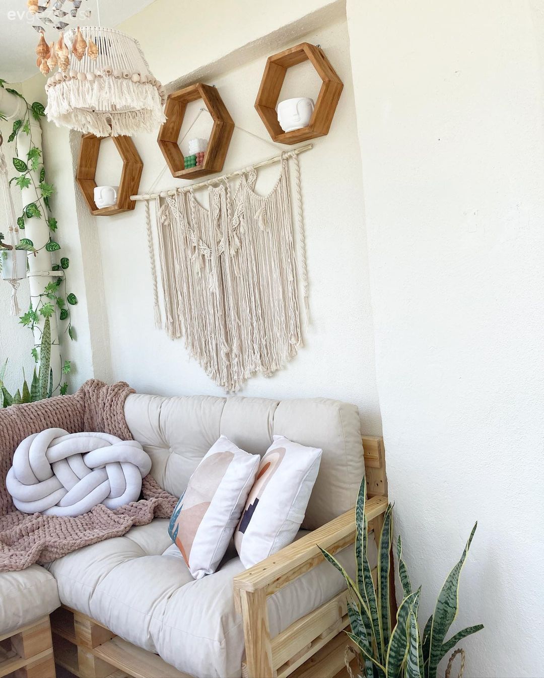 Balkon, Kapalı balkon, Balkon oturma grubu, Krem, Bej, Ev bitkisi, Makrome, Pudra pembe