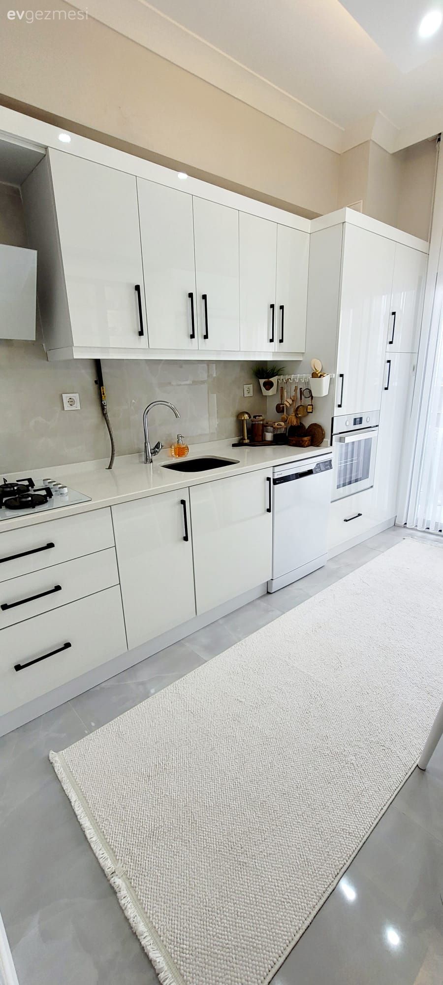 Mutfak, Beyaz mutfak, Beyaz, Bej, Mutfak tezgahı, Mutfak tezgah arası, Mutfak halısı, Mutfak Avize Modelleri, Tül perde, Perde, Mutfak tülü, Mutfak perdesi, Mutfak zemin seramikleri