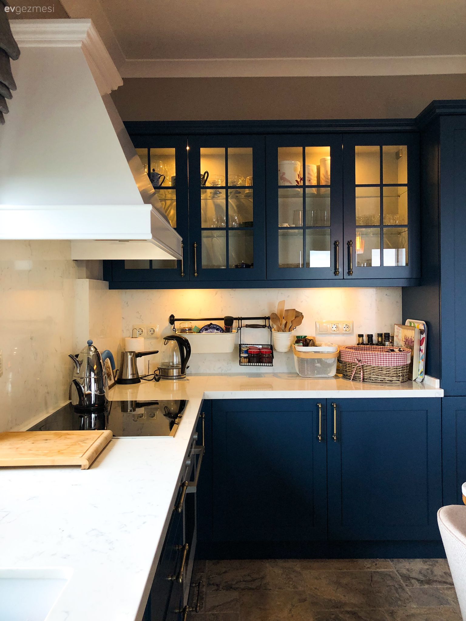 Beyaz Mutfaklardan Sıkılanlar İçin Denize Bakan Mavi Bir Mutfak