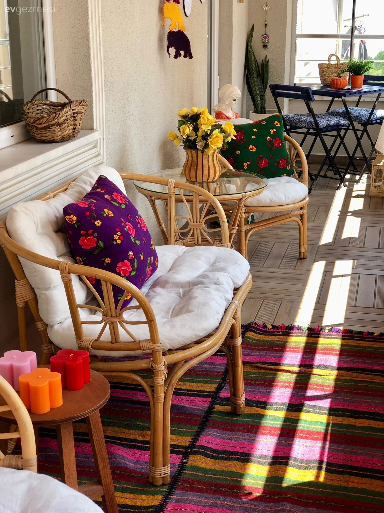 Teras, Bohem Dekorasyon, Turuncu, Mor, Mavi, Beyaz, Rattan sandalye, Hasır sandalye, Balkon oturma grubu, Balkon, Sandalye, Balkon masası, Kilim, Halı, Dekoratif Objeler, Balkon duvar dekorasyonu