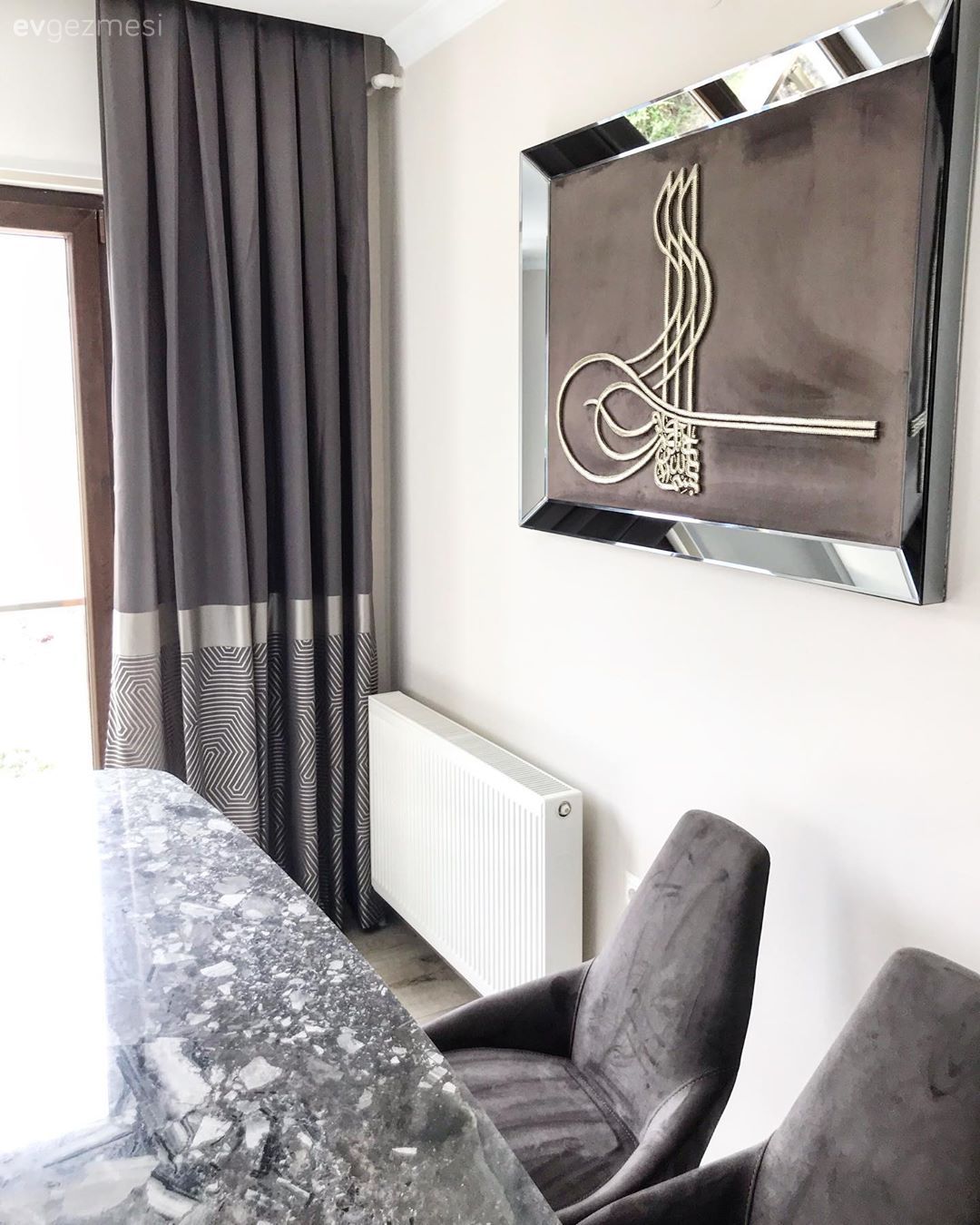 Yemek Odası, Antrasit  , Krem, Ayna çerçeve, Aynalı aksesuar, Duvar panosu, Duvar dekorasyonu, Fon perde, Perde, Tül perde, Yemek masası, Sandalye, Dekoratif Objeler