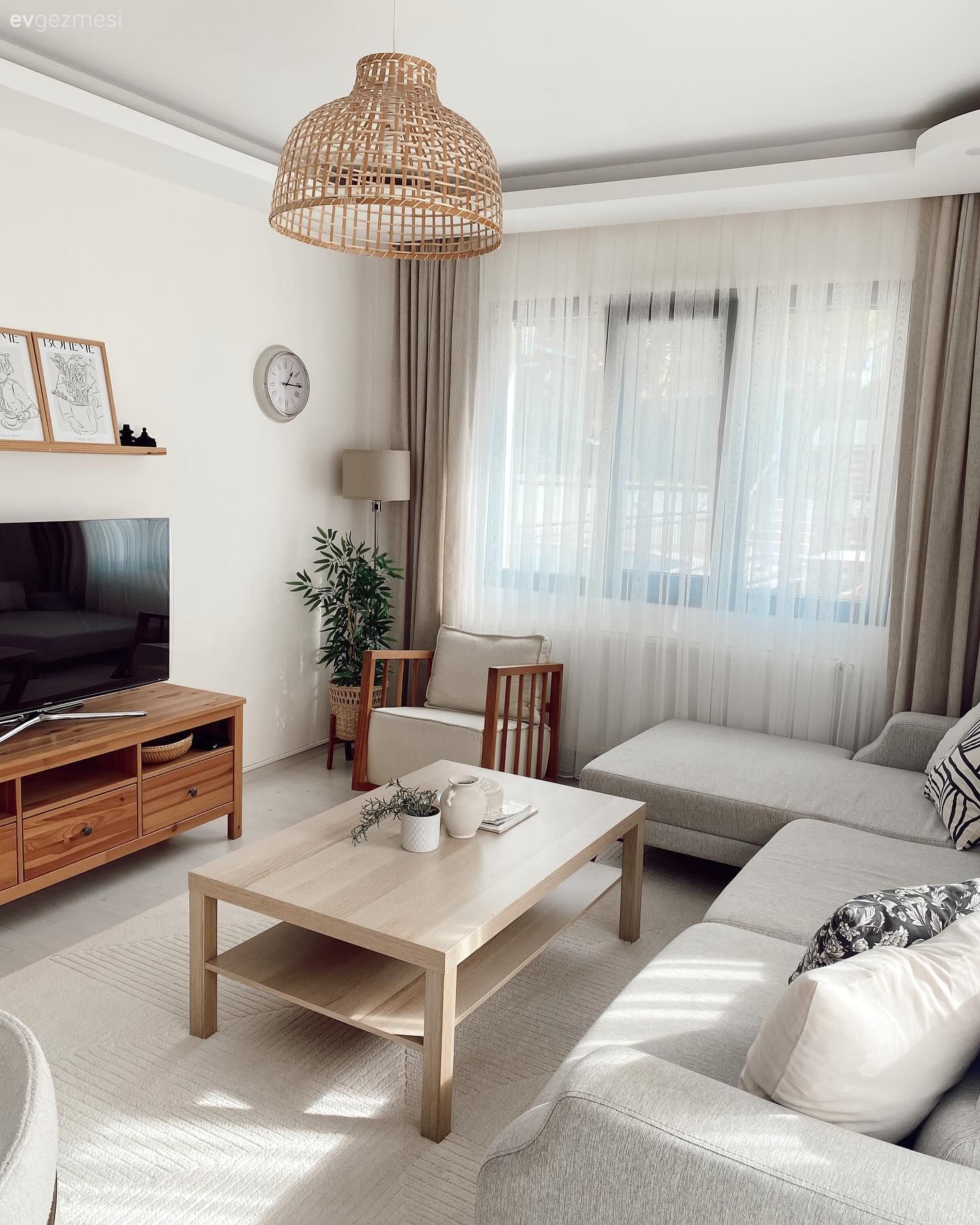 Salon, İskandinav, Beyaz, Bej, Fon perde, Perde, Tül perde, Ev bitkisi, Köşe koltuk, Koltuk takımı, Orta sehpa, Sehpa, Halı, Hasır avize, Tv ünitesi, Tv ünitesi aksesuarları, Ev Aksesuar