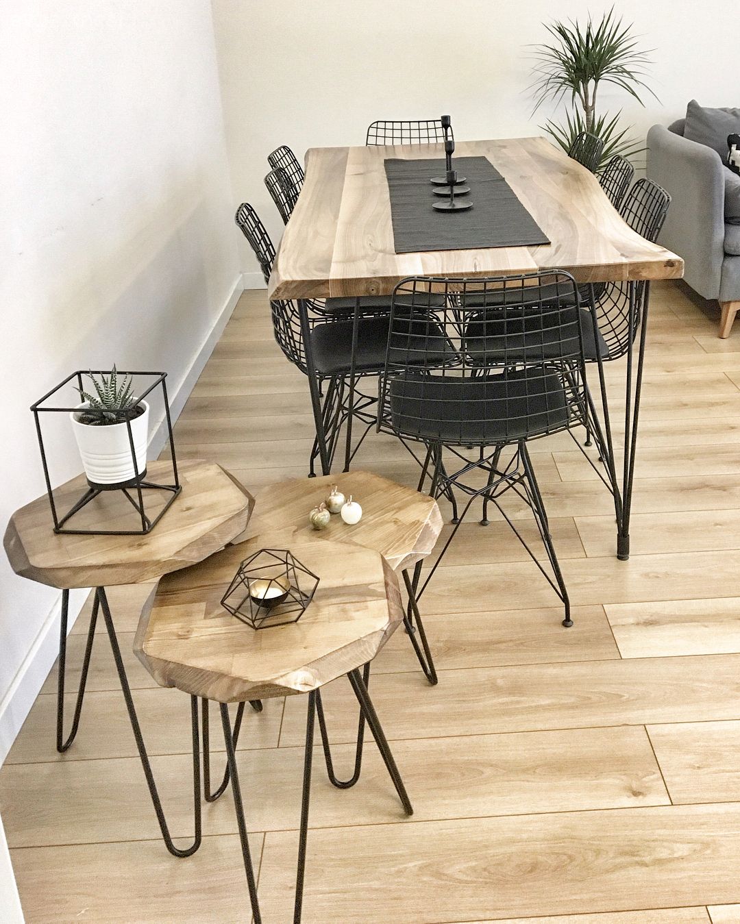 Yemek Odası, Yemek masası, Metal sandalye, Sandalye, Ahşap Mobilya, Ahşap masa, Kitaplık, Dekoratif Objeler, Ev bitkisi, Siyah, Yuvarlak sehpa, Sehpa, Ev Aksesuar