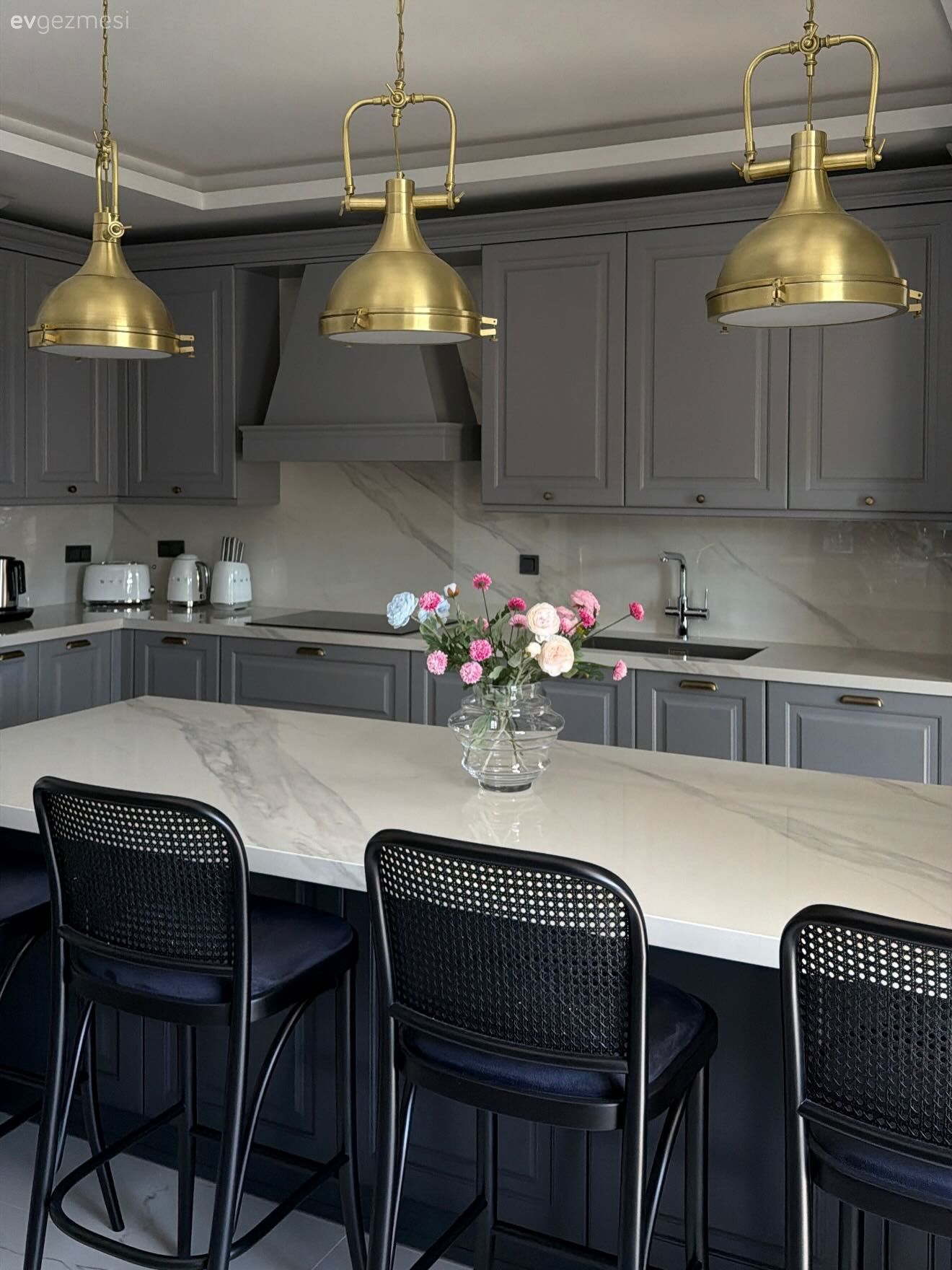 Bu İzmir Mutfağında Modern Tarza Shaker Kapaklarla Samimiyet Eklenmiş