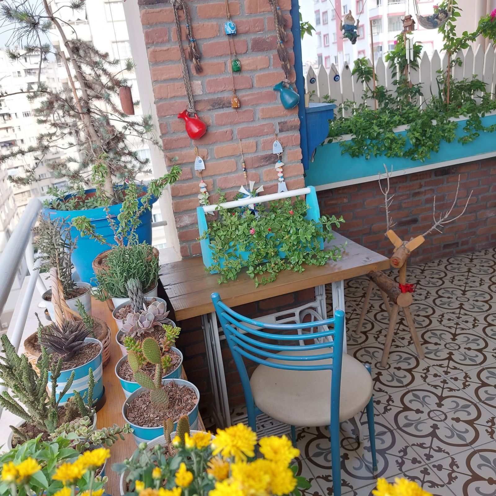 Mavi, Beyaz, Balkon duvar dekorasyonu, Taş duvar, Duvar dekorasyonu, Ev bitkisi, Sarı, Sandalye