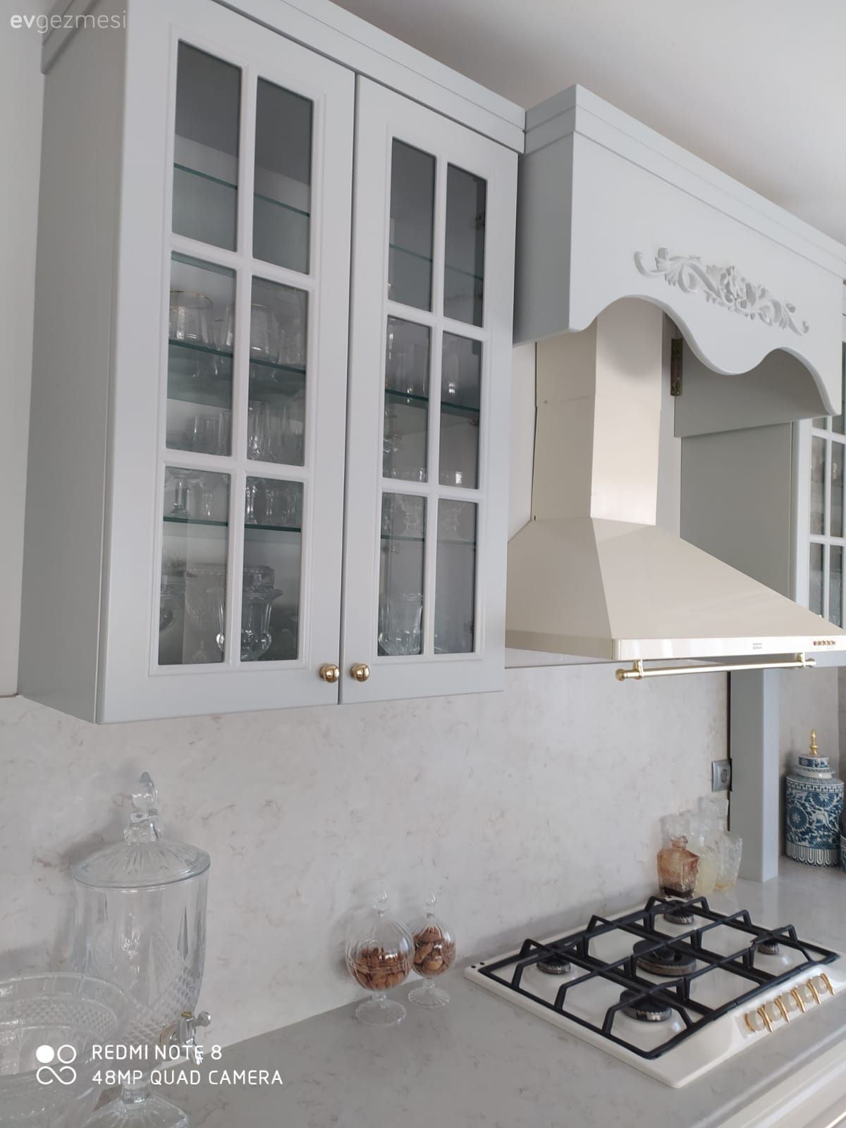 Mutfak, Country mutfak, Beyaz, Mavi, Mutfak tezgahı, Mutfak tezgah arası, Davlumbaz