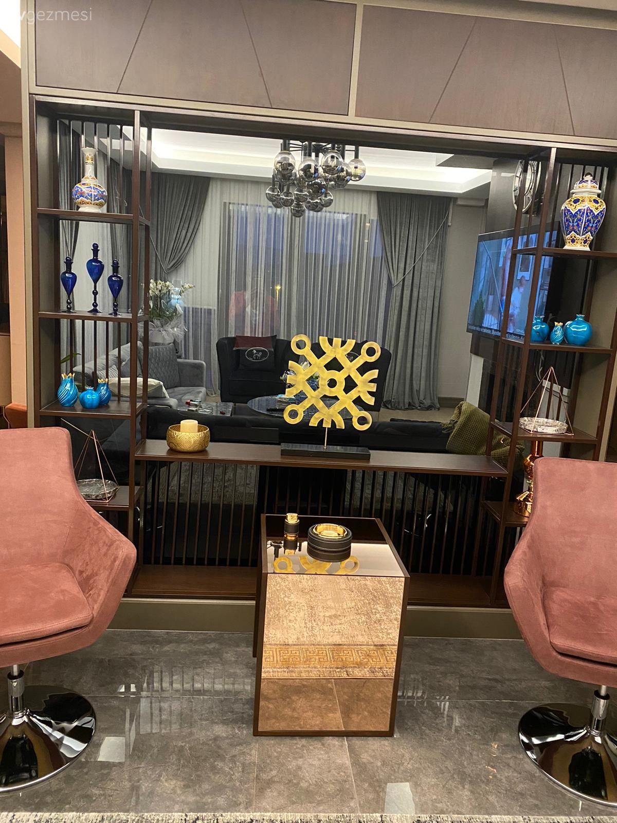 Art deko, Beyaz, Siyah, Ayna, Berjer, Vizon, Zemin seramikleri, Dekoratif Objeler, Vazo, Ev Aksesuar, Yan sehpa, Sehpa