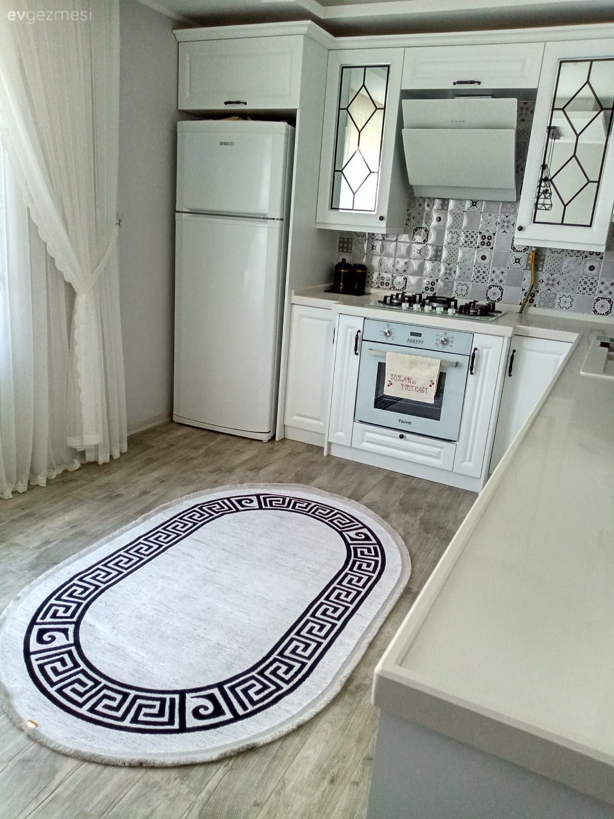 Mutfak, Beyaz mutfak, Beyaz, Siyah, Shaker kapaklı dolaplar, Mutfak tezgahı, Mutfak tezgah arası, Tezgah arası seramik, Mutfak Avize Modelleri, Mutfak halısı, Ankastre, Davlumbaz, Mutfak aksesuarları