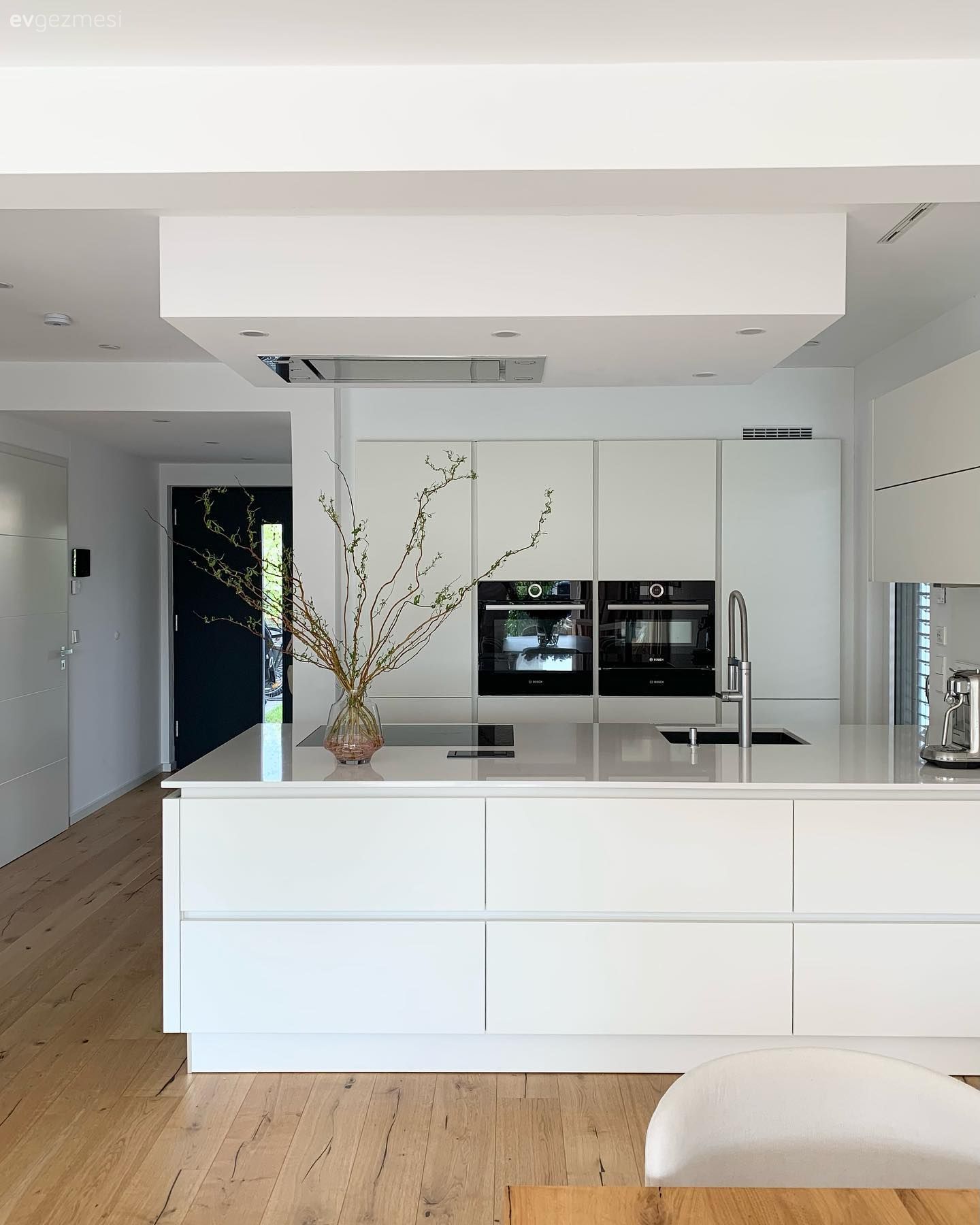 Bu Müstakil Evde Beyaz ve Ahşap Arasından Su Sızmıyor