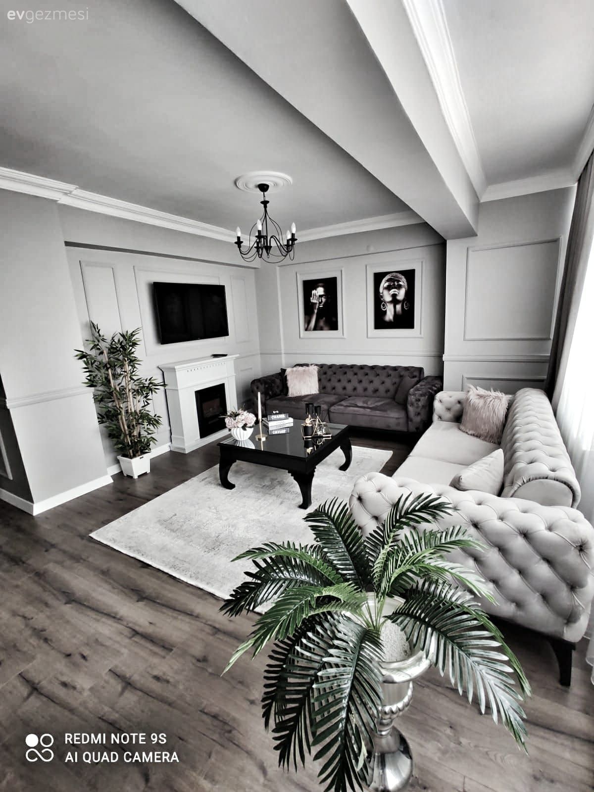 Salon, Modern, Beyaz, Siyah, Gri, Modern chesterfield, Koltuk takımı, Halı, Salon halısı, Orta sehpa, Sehpa, Avize, Aydınlatma, Salon avizesi, Duvar çıtalama, Tablo, Duvar dekorasyonu, Şömine, Ev bitkisi, Parke