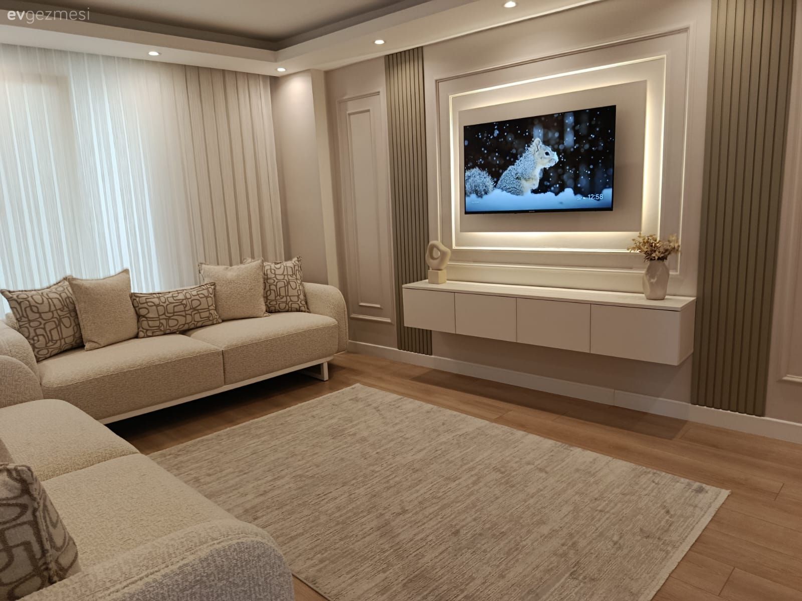 Salon, Modern, Krem, Bej, Beyaz, Koltuk takımı, Tül perde, Perde, Tv ünitesi, Tv ünitesi aksesuarları, Ev Aksesuar, Kırlent, Ev tekstili, Halı, Salon halısı, Spot aydınlatma, Aydınlatma